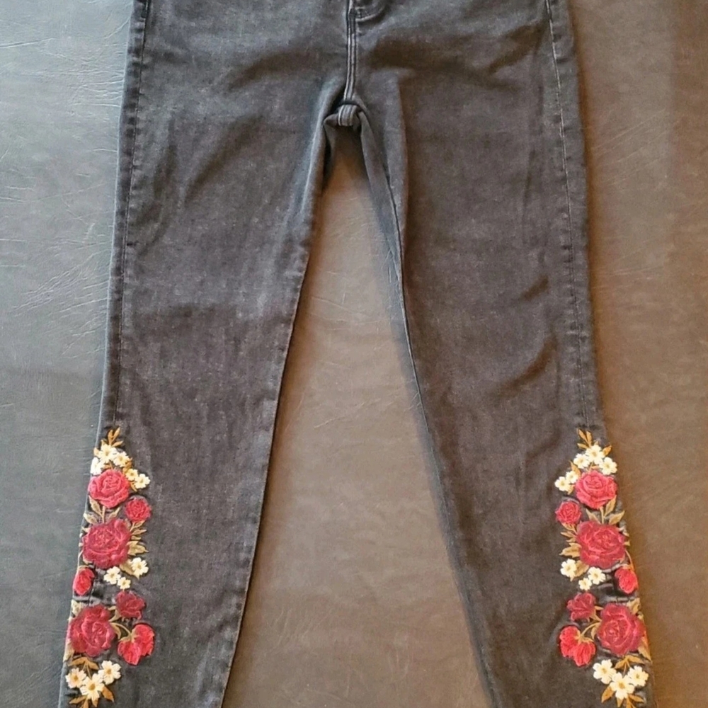 Driftwood Jackie Embroidered Jeans Womens Size 6 L28 Black Floral Rose Stretch - Picture 2 of 9